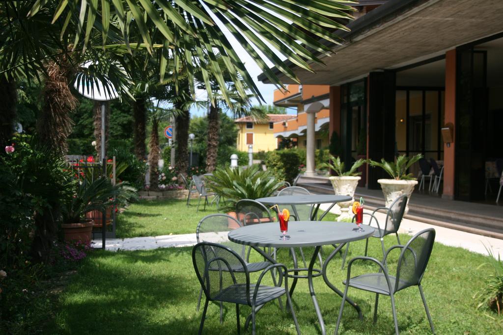 Residence Miralago Rooms & Apartments Manerba del Garda Kültér fotó