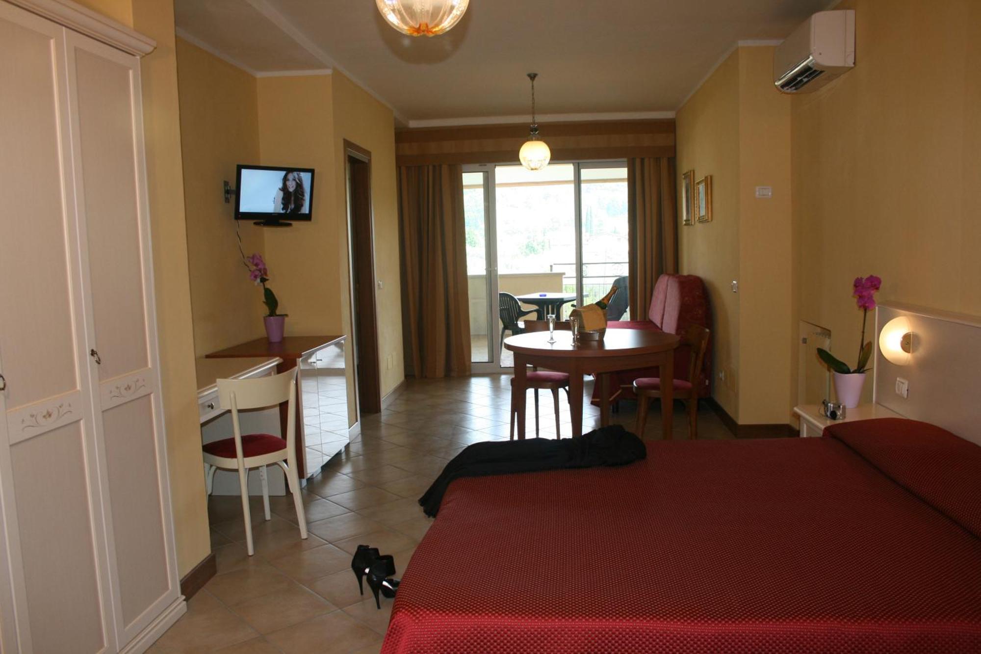 Residence Miralago Rooms & Apartments Manerba del Garda Kültér fotó